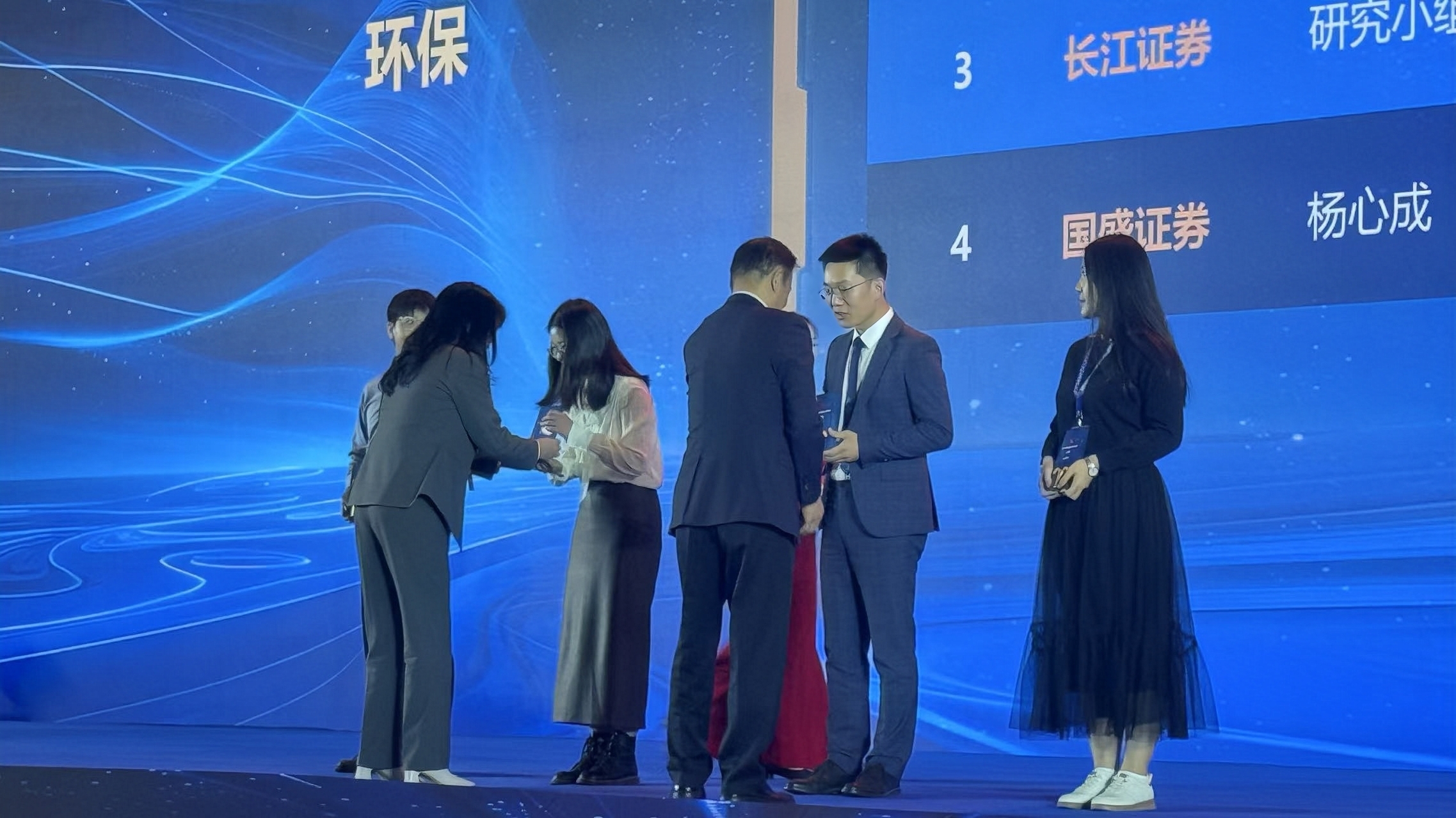 ��ͷ�� | �Ƿ����ʶ��³�Ȩ���������ϯ2024֤ȯʱ�����²Ƹ���־����ʦ���佱�� 